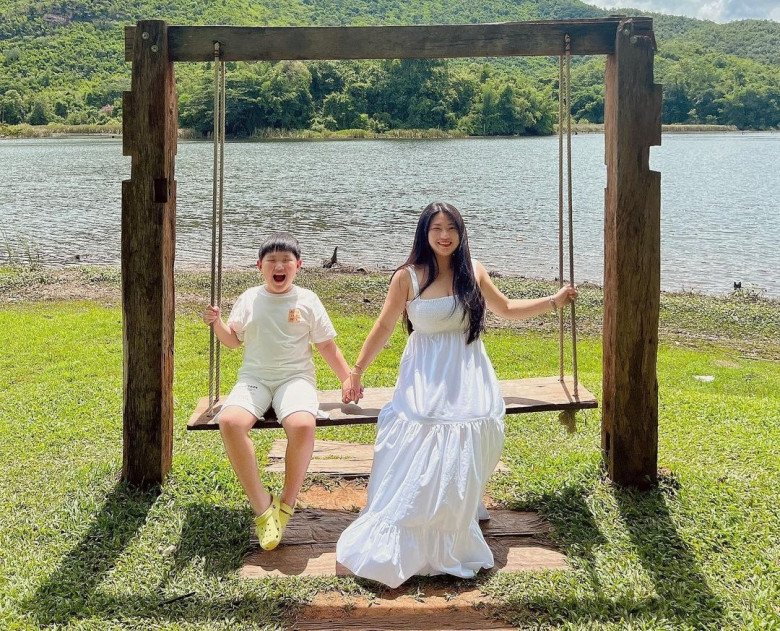 Hotgirl ngực khủng đi đám cưới nổi bật hơn cô dâu, đời thực làm mẹ đơn thân trẻ đẹp như chị của con trai - 5