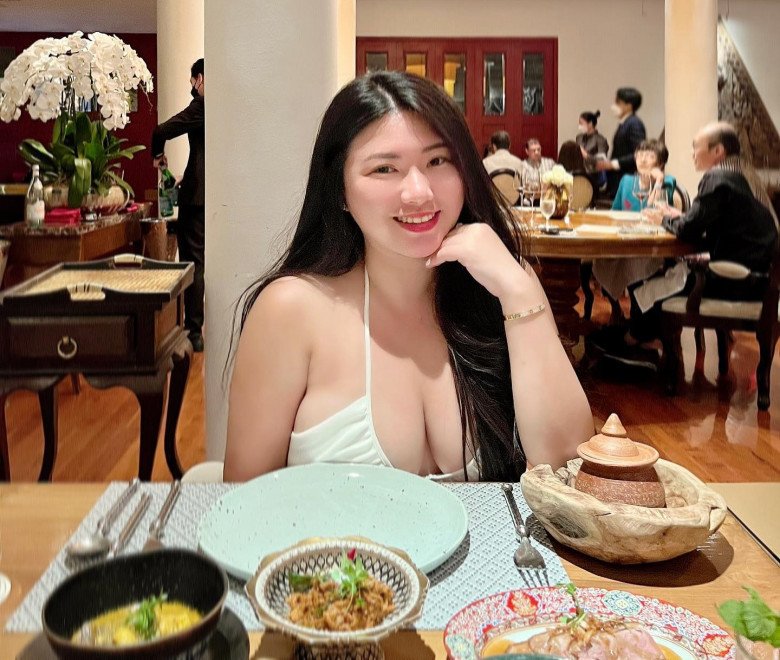 Hotgirl ngực khủng đi đám cưới nổi bật hơn cô dâu, đời thực làm mẹ đơn thân trẻ đẹp như chị của con trai - 9