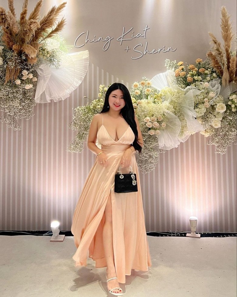 Hotgirl ngực khủng đi đám cưới nổi bật hơn cô dâu, đời thực làm mẹ đơn thân trẻ đẹp như chị của con trai - 1