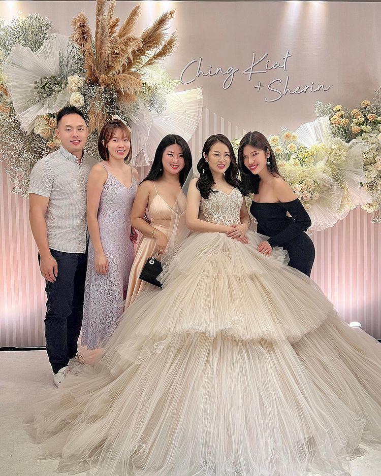 Hotgirl ngực khủng đi đám cưới nổi bật hơn cô dâu, đời thực làm mẹ đơn thân trẻ đẹp như chị của con trai - 4