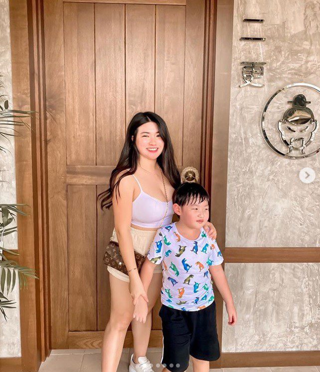 Hotgirl ngực khủng đi đám cưới nổi bật hơn cô dâu, đời thực làm mẹ đơn thân trẻ đẹp như chị của con trai - 10