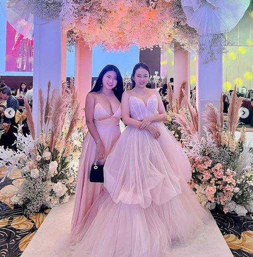 Hotgirl ngực khủng đi đám cưới nổi bật hơn cô dâu, đời thực làm mẹ đơn thân trẻ đẹp như chị của con trai - 3