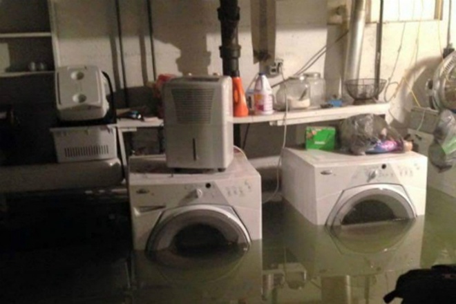 Nước tràn vào nhà vì hứng bão dồn dập, đồ điện bị ngập úng cần xử lý ra sao? - 3