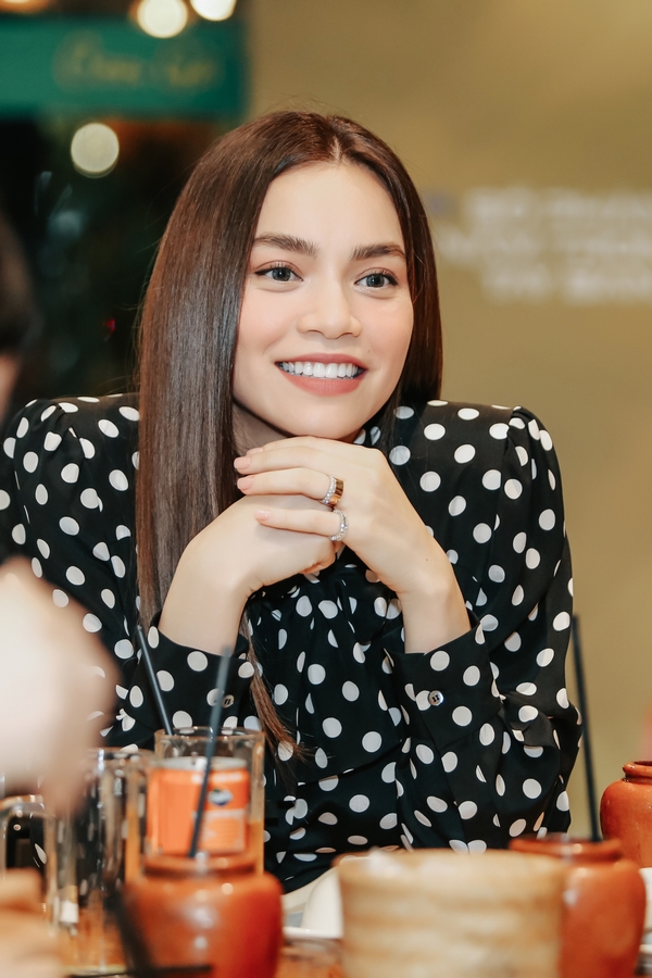 Sợ lộ dấu hiệu tuổi tác ở mắt, Hoà Minzy học cách cười của Hà Hồ, kết quả bất ngờ - 4