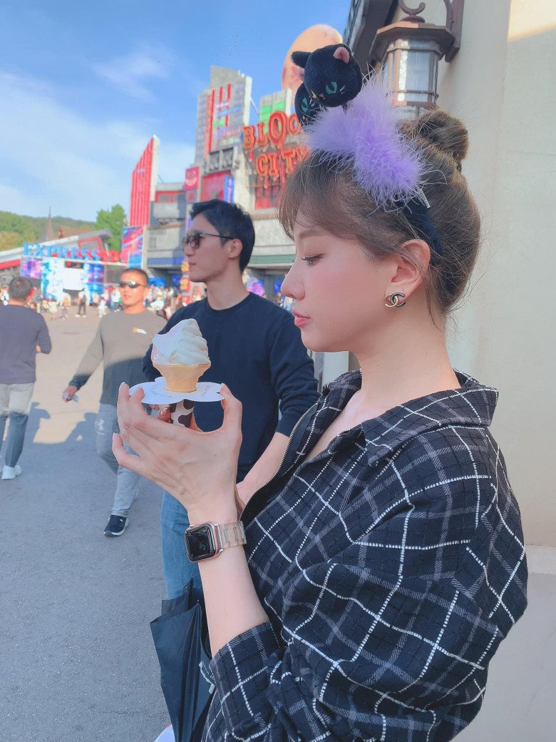 Sao Việt 24h: Hari Won khoe ảnh bên trai lạ bảnh bao, amp; # 34; vái lạy; # 34;  khi dân mạng gọi tên Trấn Thành - 1