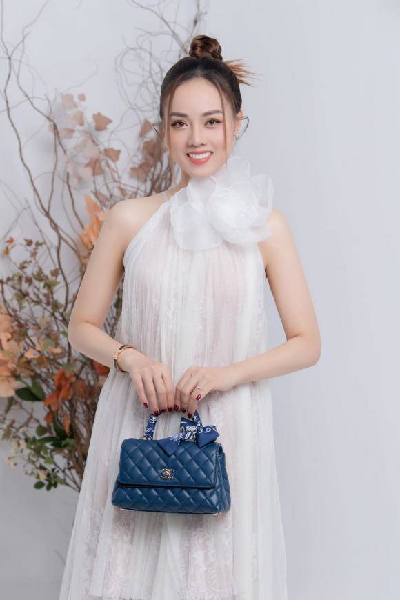 Sao Việt 24h: Hari Won khoe ảnh bên trai lạ bảnh bao, amp; # 34; vái lạy; # 34; khi dân mạng gọi tên Trấn Thành - 11