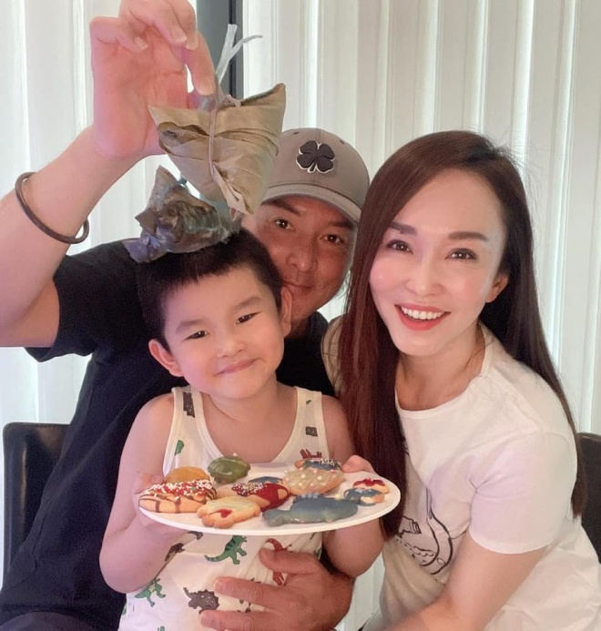 Cặp đôi có hôn nhân hạnh phúc với sự chào đời của cậu nhóc Zed.