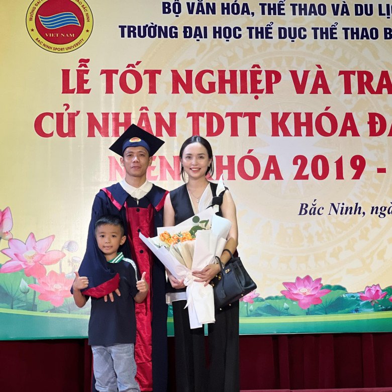 Văn Quyết 32 tuổi tốt nghiệp đại học, vợ mặc cả cây đen đến chúc mừng, vẫn amp;#34;thắp sángamp;#34; cả khung hình - 1