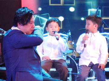 Thanh Bùi bật khóc nức nở khi ngắm nhìn 2 con trai song sinh từng bị chẩn đoán tự kỷ trên sân khấu