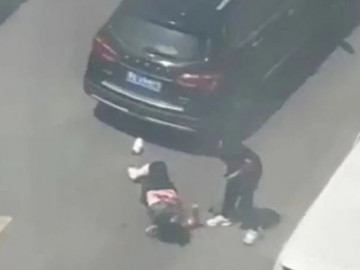 Clip: Chồng lái ô tô cán vợ tử vong giữa phố và lý do gây phẫn nộ