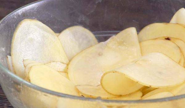 Bào khoai tây thành từng lát mỏng