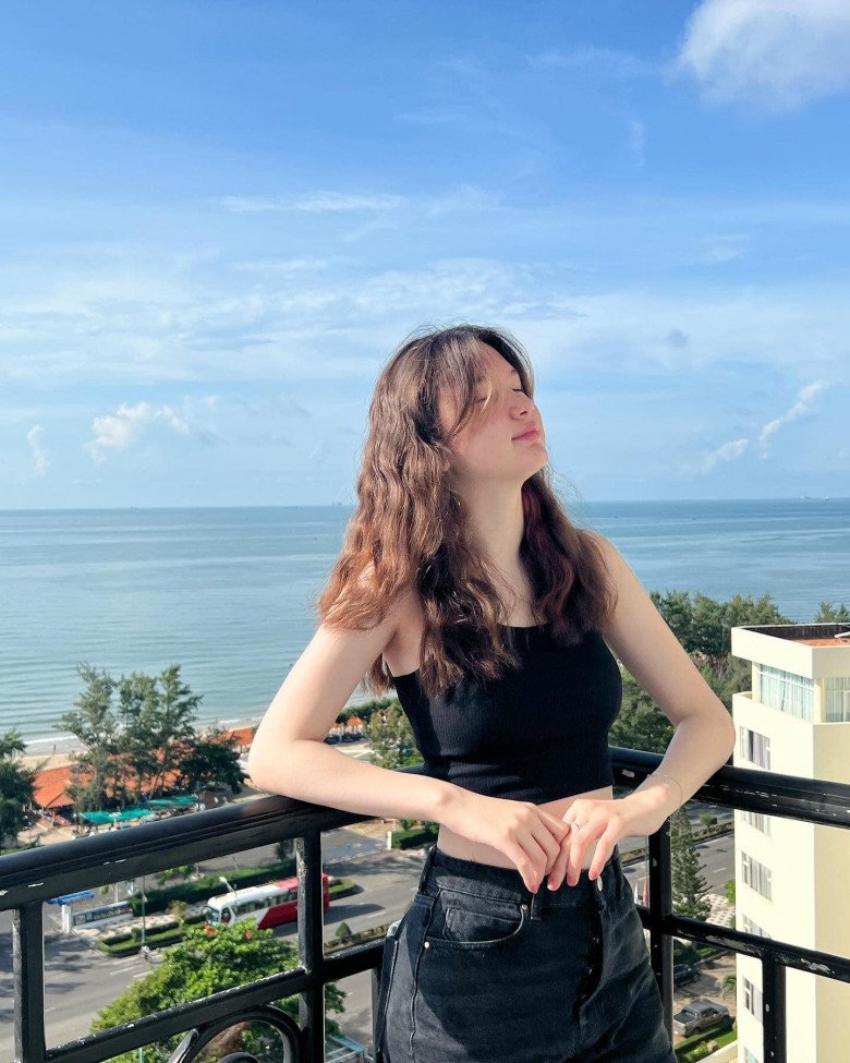 Em gái Tây của thủ môn đội tuyển Việt Nam 16 tuổi đẹp như búp bê, cao gần 1m8, đi biển mặc hững hờ - 9