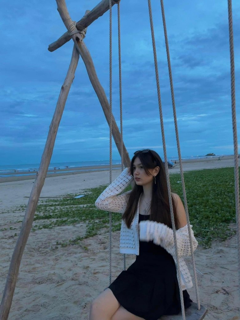 Em gái Tây của thủ môn đội tuyển Việt Nam 16 tuổi đẹp như búp bê, cao gần 1m8, đi biển mặc hững hờ - 3