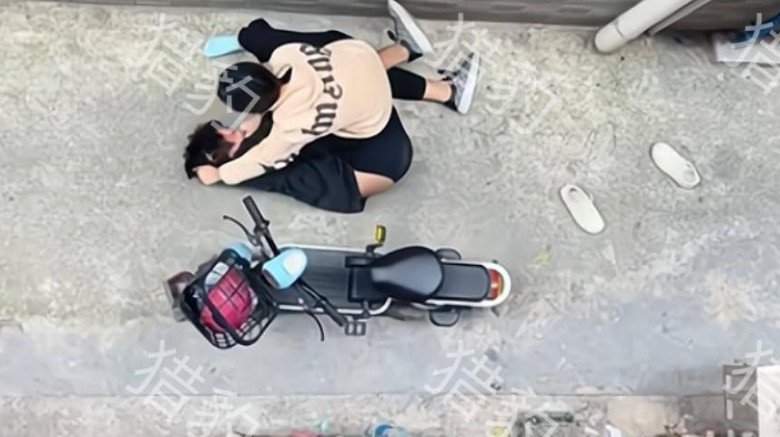 Cô gái ghì bạn trai xuống đất vì không muốn chia tay, phản ứng của chàng trai gây bất ngờ - 1