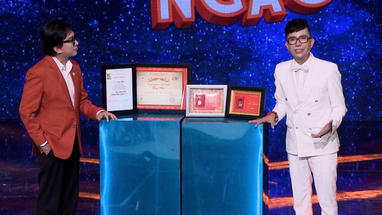 Long Nhật khoe những kỷ vật quý giá.