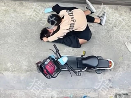 Cô gái ghì bạn trai xuống đất vì không muốn chia tay, phản ứng của chàng trai gây bất ngờ