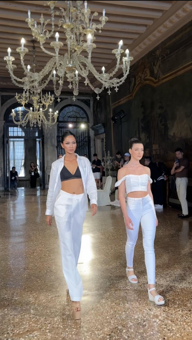 Nhờ có kĩ năng catwalk với vai trò người mẫu nhiều năm cộng với body khô mỡ, HHen Niê sải bước sàn runway quốc tế bên cạnh siêu sao nước ngoài chẳng hề lép vế.