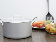 Sức khỏe - Dùng nồi nhôm có tốt bằng nồi inox? Thói quen thường gặp khi sử dụng nồi khiến đồ ăn nhiễm đầy kim loại