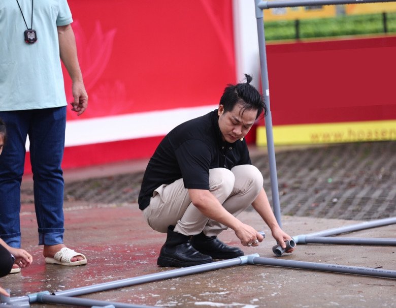 Nam ca sĩ sinh ra từ nhà nghèo, bố mất sớm, mẹ bán hàng rong. Anh từng làm phục vụ quán ăn, rửa chén.