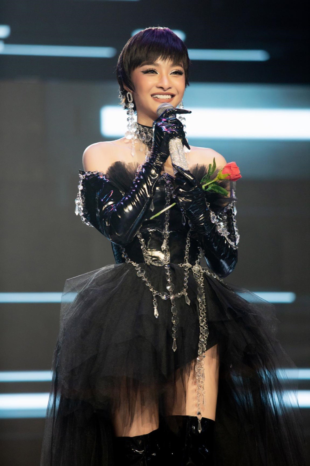 View - Nàng Hậu mang nhiều gương mặt nhất Vbiz, hậu đăng quang công khai thẩm mỹ, nay xuất hiện bị gọi nhầm tên