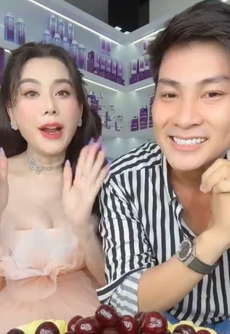 Lên sóng livestream cùng chồng cũ, Lâm Khánh Chi mặc váy trễ nải, lấp ló thềm ngực đầy - 2