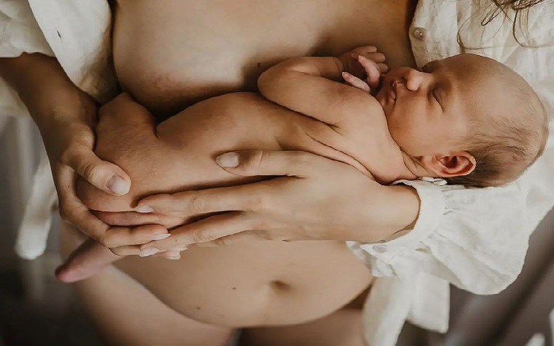Có nhiều nhiếp ảnh gia đã ghi lại những hình ảnh chân thực của các bà mẹ sau sinh để tôn vinh những biến đổi cơ thể mà phụ nữ đã phải trải qua sau khi mang thai, sinh con.
