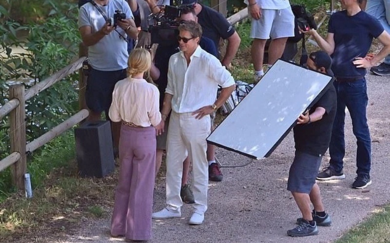 Mới đây, Brad Pitt vừa được nhìn thấy quay quảng cáo cho một thương hiệu thiết bị gia dụng Italy thuộc vườn nho ở vùng Var, French Riviera, Pháp.
