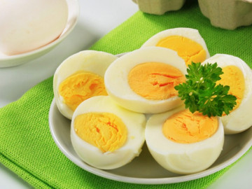 Những sai lầm khi luộc trứng nhiều người mắc khiến quả nào cũng khó bóc, chậm chí ăn vào gây độc hại