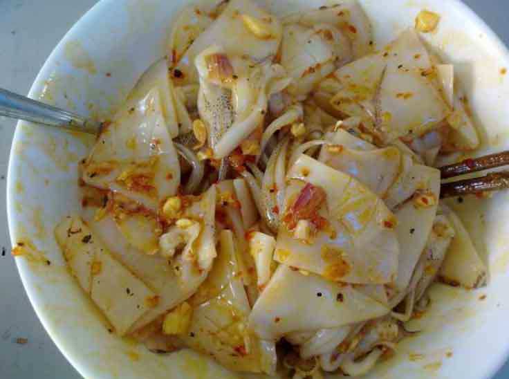 Mực ướp các loại gia vị để khử tanh, mực đậm đà ăn ngon hơn