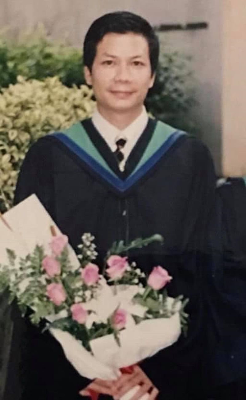 Mới đây, Shark Hưng chia sẻ trên fanpage của mình bức ảnh hồi trẻ: 'Ngày này năm xưa: 2003-2023. Nhận bằng MBA - School Of Management (SOM) - Học viện công nghệ châu Á (AIT). Sau đó bắt đầu khởi nghiệp!'
