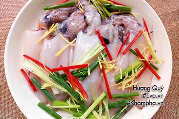 Trộn đều các loại gia vị rồi cho mực vào hấp