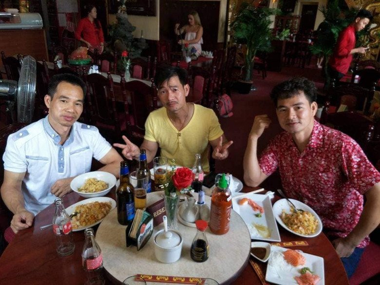 Xuân Bắc từng đăng tải ảnh bên 2 anh ruột của mình.