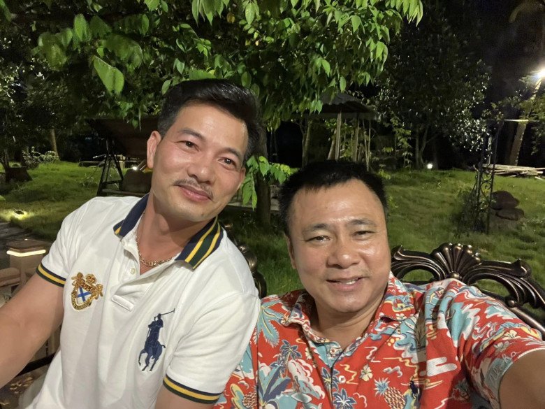 Cả hai chụp tại không gian rất giống nhà vườn được ví như biệt phủ của Xuân Bắc.