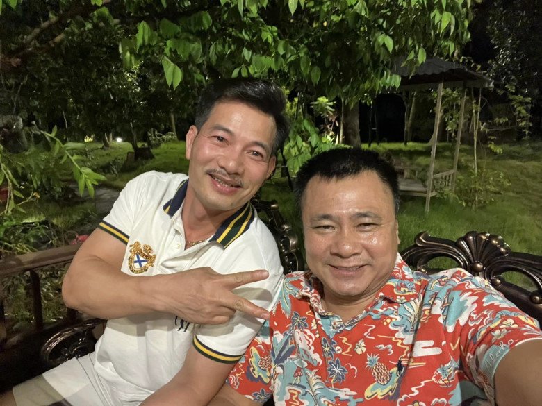 Tự Long bên anh trai ruột Xuân Bắc.