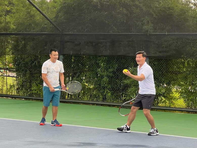 Tự Long đánh tennis cùng anh trai của bạn thân.