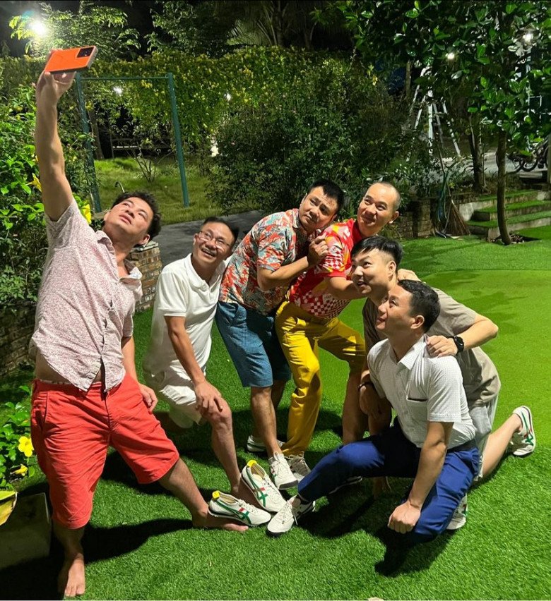 Xuân Bắc mải mê chụp hình cùng mọi người trong không gian xanh mướt.