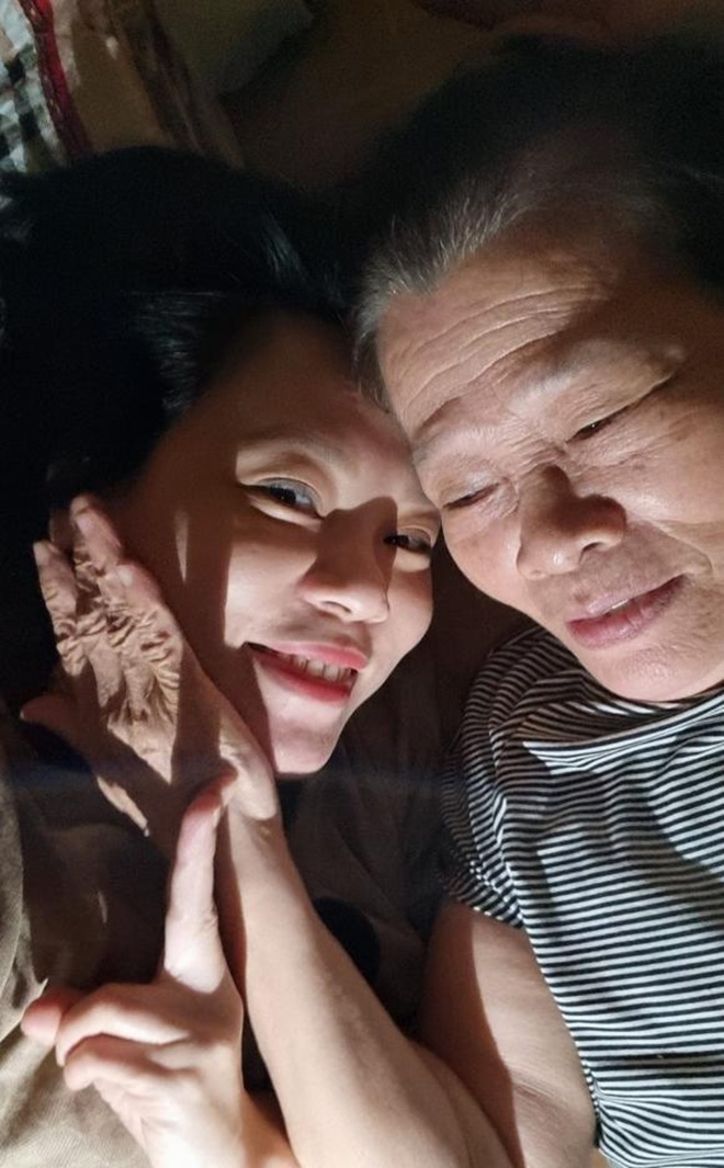 Mẹ ruột Xuân Bắc bên con dâu Hồng Nhung.