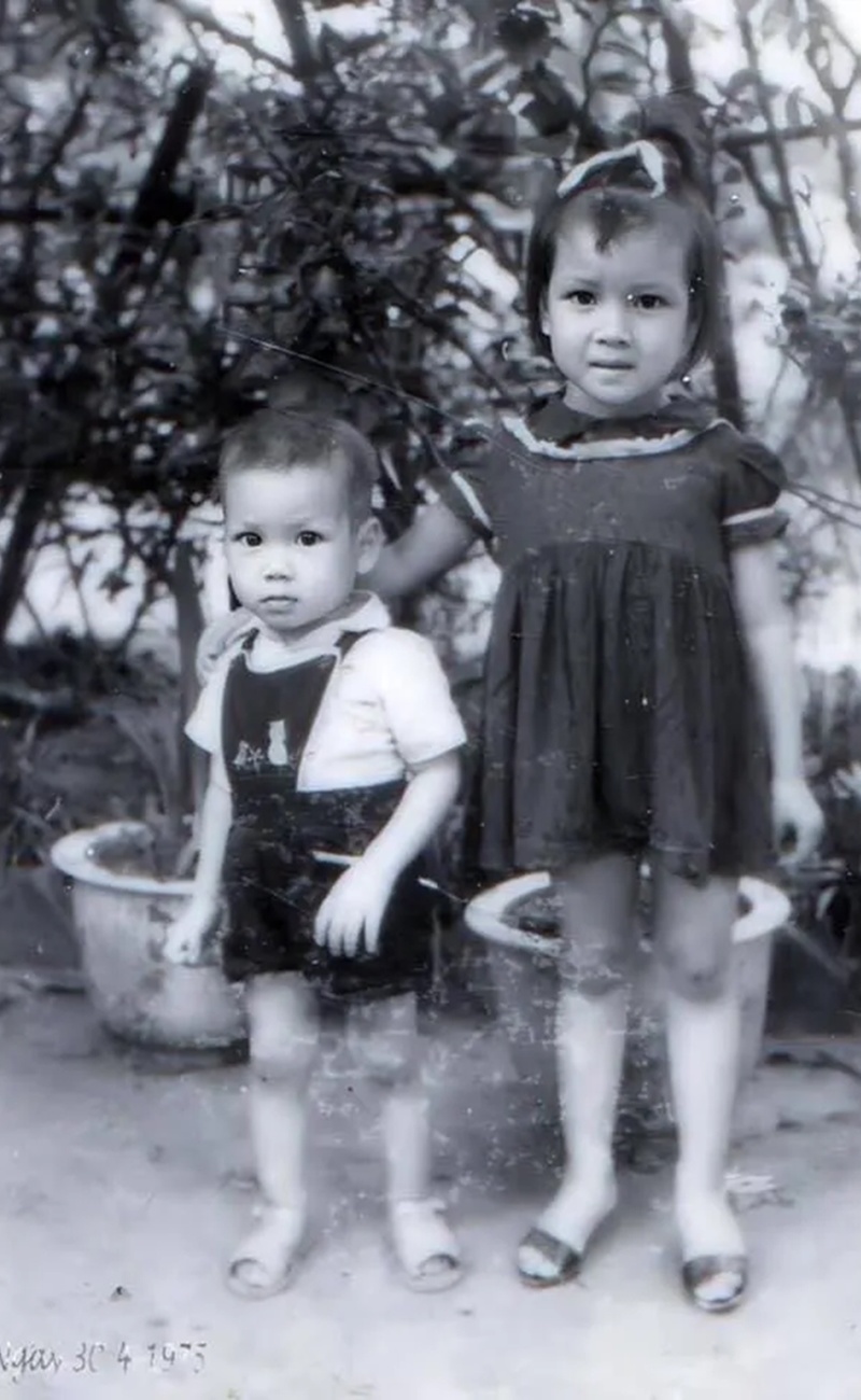 Trước đây, Shark Hưng đã có những lần chia sẻ ảnh quá khứ gây chú ý. Trong đó có bức ảnh năm 3 tuổi, được chụp vào đúng ngày 30/4/1975 ở quê nhà. Vị doanh nhân nổi tiếng khi ấy là cậu bé có đôi mắt sáng ngời đứng cạnh chị gái.
