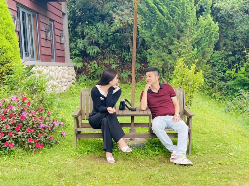 Đáng chú ý, chuyến đi này còn có bạn gái mới của doanh nhân Bửu Lộc cùng tham gia. Trong nhiều bức ảnh chụp chung, cả 2 thoải mái thể hiện tình cảm ngọt ngào dành cho đối phương.
