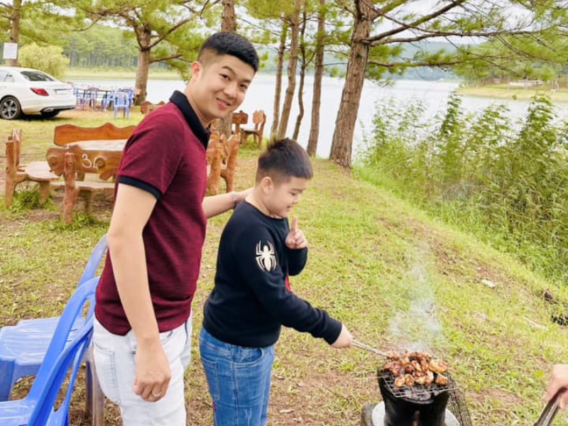 Mới đây, trên trang cá nhân, doanh nhân Bửu Lộc - chồng cũ diễn viên Nhật Kim Anh gây chú ý khi đăng tải bộ ảnh đưa con trai là bé Tin (Bửu Long) đi du lịch tại một resort sang trọng. 
