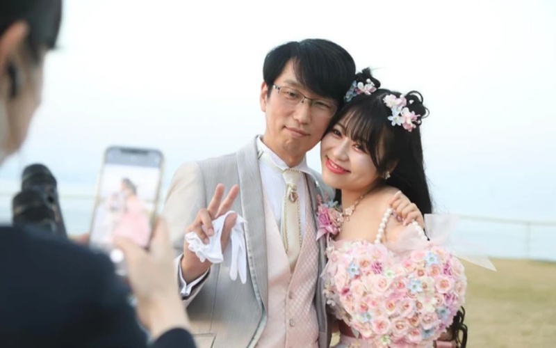 Mới đây, nữ ca sĩ Nhật Bản Yuki Tomoe và ông xã Mitsuo hơn 27 tuổi bỗng gây sốt mạng xã hội Hàn Quốc. Theo đó, tờ TV Report đăng tải bài viết về chuyện tình của cặp đôi.
