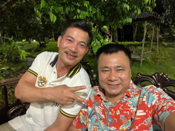 Hé lộ anh ruột giống Xuân Bắc đến kinh ngạc, cùng NSND Tự Long chụp trong nhà vườn như biệt phủ của em trai