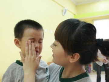 Bố dùng thành ngữ đặt tên cho con, đi học cô giáo không dám gọi tên đầy đủ vì quá nhạy cảm