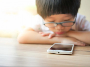 Con 10 tuổi đã cận 6 độ vì một thói quen, chuyên gia cảnh báo 90% trẻ Việt Nam dễ bị cận nếu không làm việc này