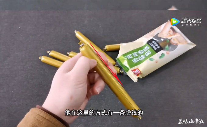 Cách bóc xúc xích ăn liền bằng tay không cực đơn giản, không cần dùng kéo - 1