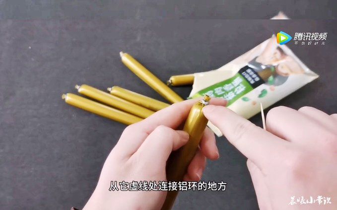 Cách bóc xúc xích ăn liền bằng tay không cực đơn giản, không cần dùng kéo - 2