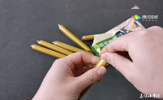 Cách bóc xúc xích ăn liền bằng tay không cực đơn giản, không cần dùng kéo - 5