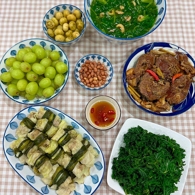 Bữa này gồm: Canh cải nấu tôm nõn khô - Bắp cải cuốn thịt lợn hấp - Rau cải kale luộc - Cá quả kho - Lạc rang - Nho tráng miệng.
