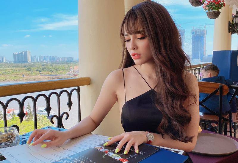 Bà xã Lê Hoàng là hotgirl xinh đẹp có tiếng sinh năm 1991. Cô từng ra nhiều MV ca nhạc và rất ăn khách. Tuy nhiên Võ Việt Huê quyết định kết hôn với Lê Hoàng năm 2011.
