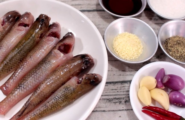 Cá kho tiêu đậm đà với 3 cách làm đơn giản, thịt cá chắc ngọt, không hề tanh - 1